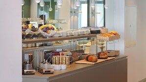 Ein reichhaltiges Buffet mit verschiedenen Speisen und Besteck.