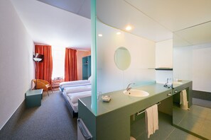 Minibar, Zimmersafe, Schreibtisch, Verdunkelungsvorhänge