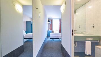 Single Room | Minibar, in-room safe, desk, blackout curtains