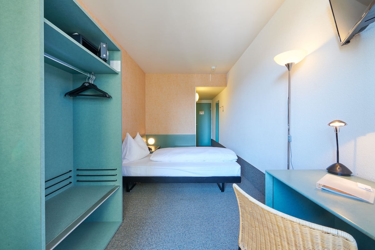 Minibar, Zimmersafe, Schreibtisch, Verdunkelungsvorhänge