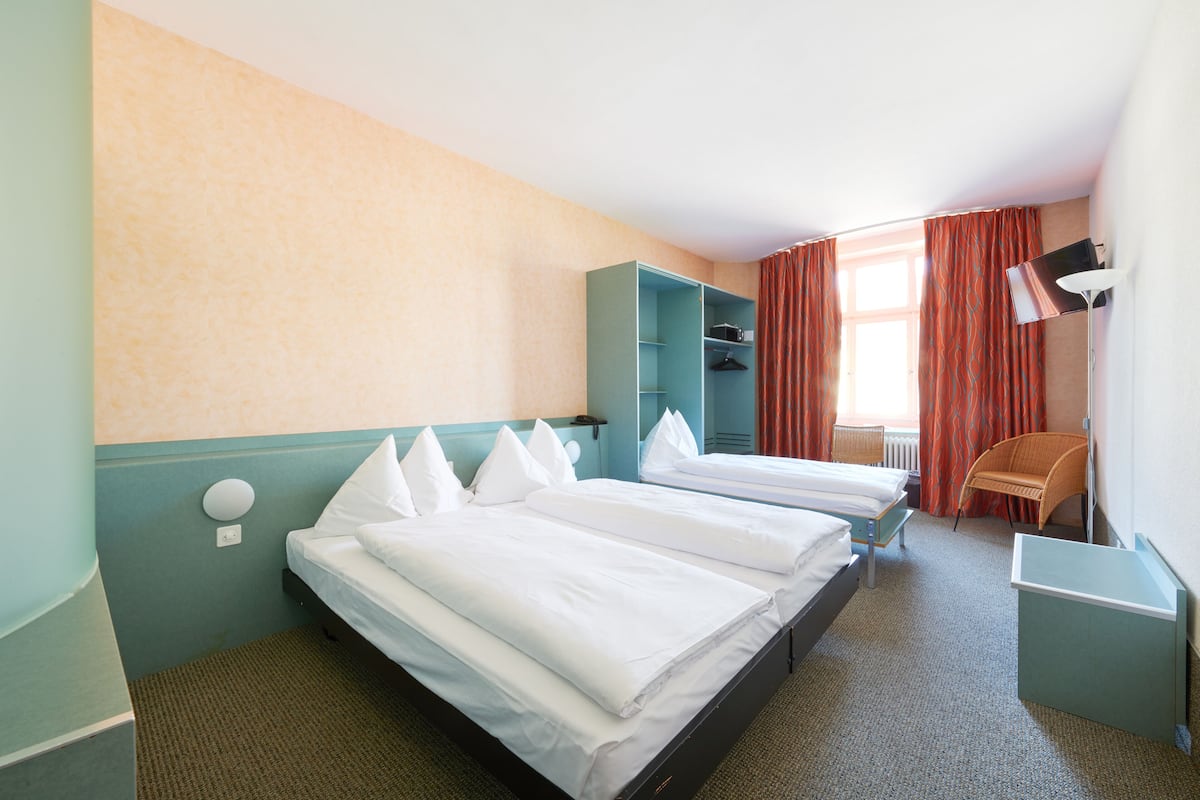 Minibar, Zimmersafe, Schreibtisch, Verdunkelungsvorhänge