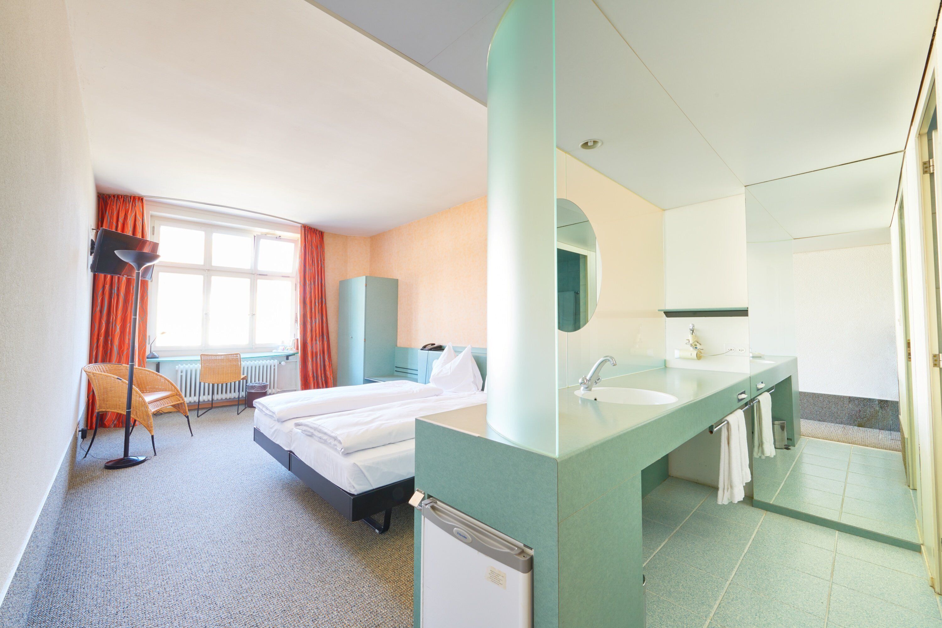 ميني بار وخزنة داخل الغرفة ومكتب وستائر تعتيم