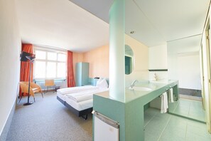 Minibar, coffres-forts dans les chambres, bureau, rideaux occultants