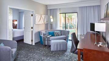 1 soveværelse, premium-sengetøj, senge med topmadrasser, skrivebord