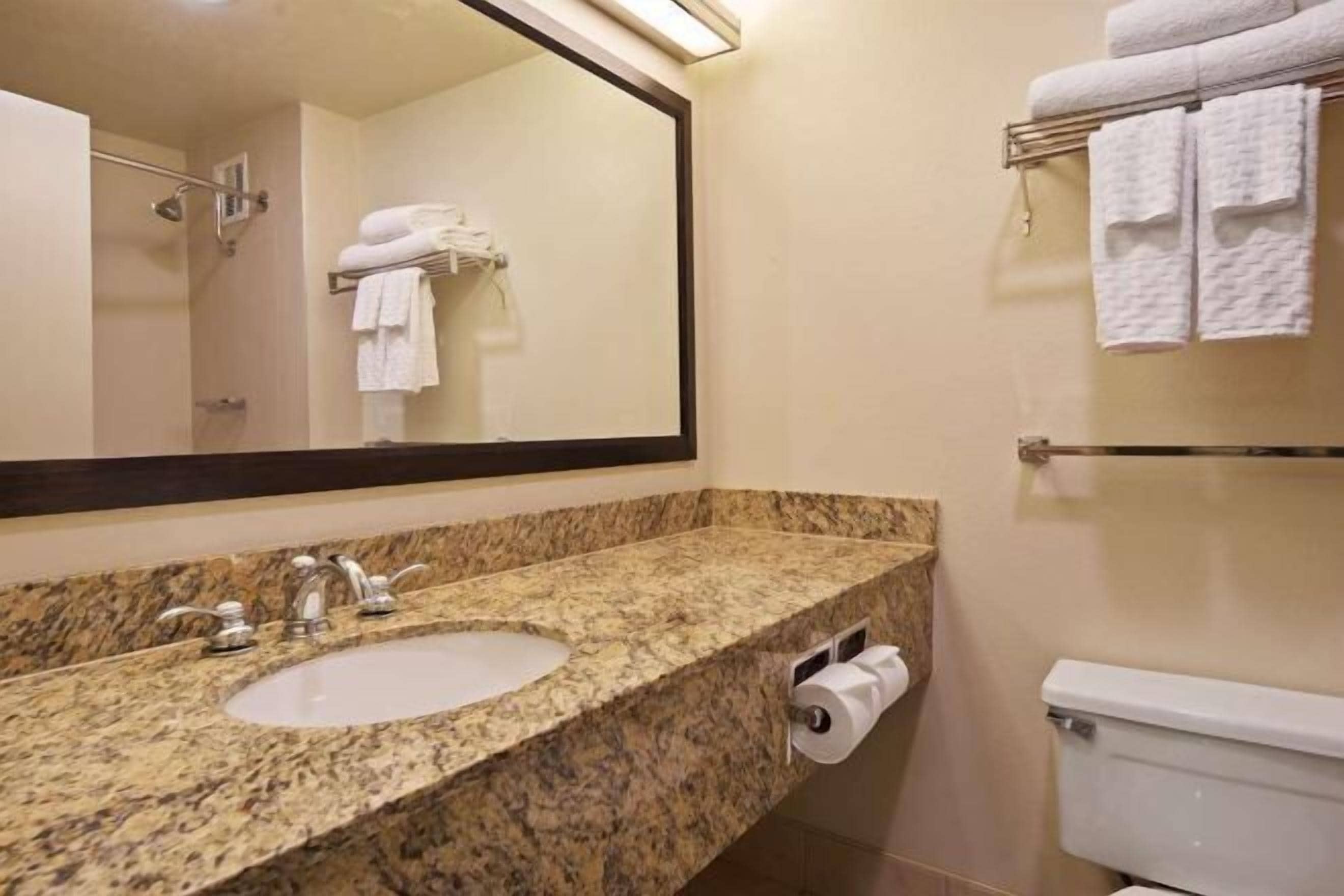 Kombinasi shower/bathtub dan perlengkapan kamar mandi ramah lingkungan