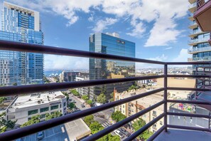 Lit avec matelas à plateau-coussin, coffre-fort pour ordinateur portable