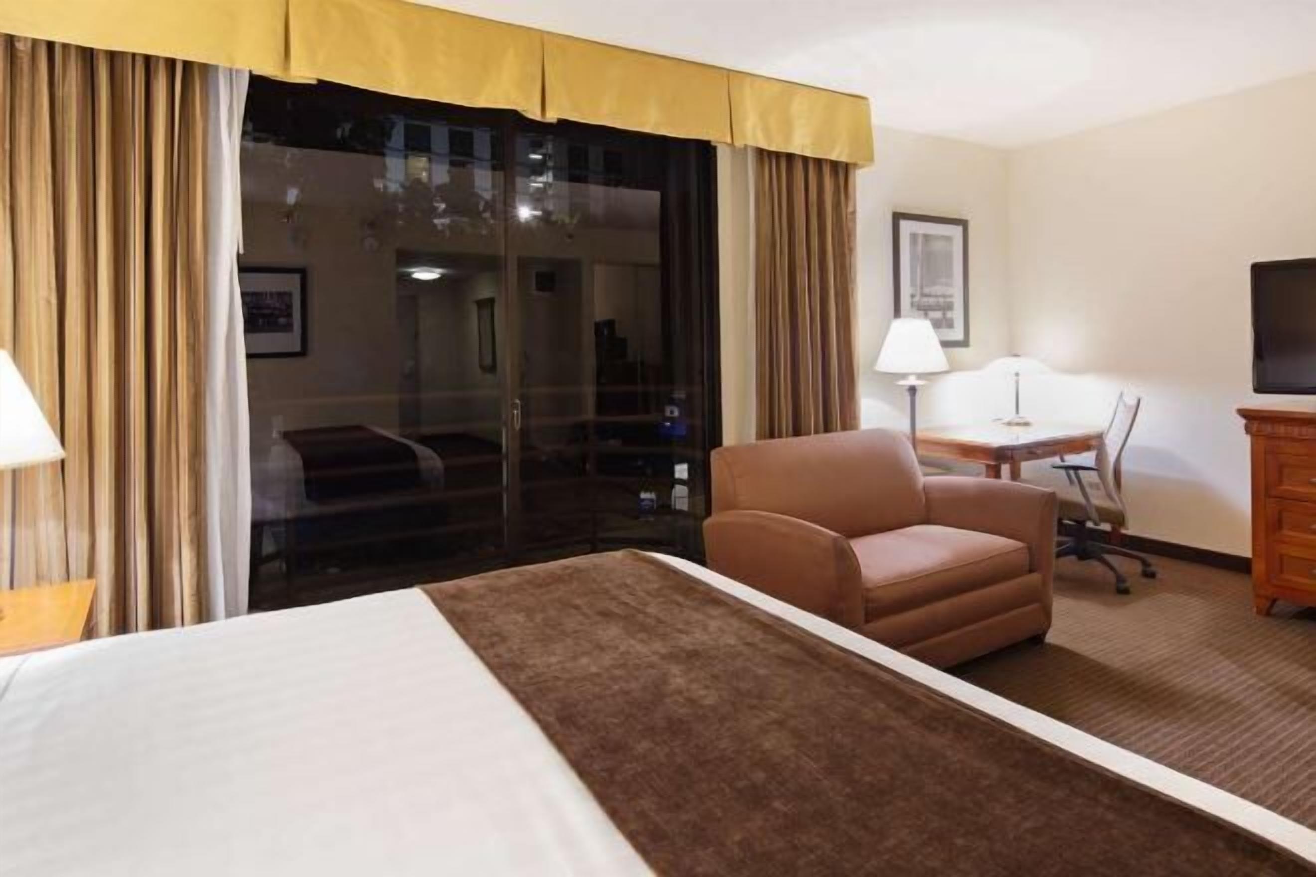 Bantalan ekstra lembut, brankas, dan tirai kedap cahaya