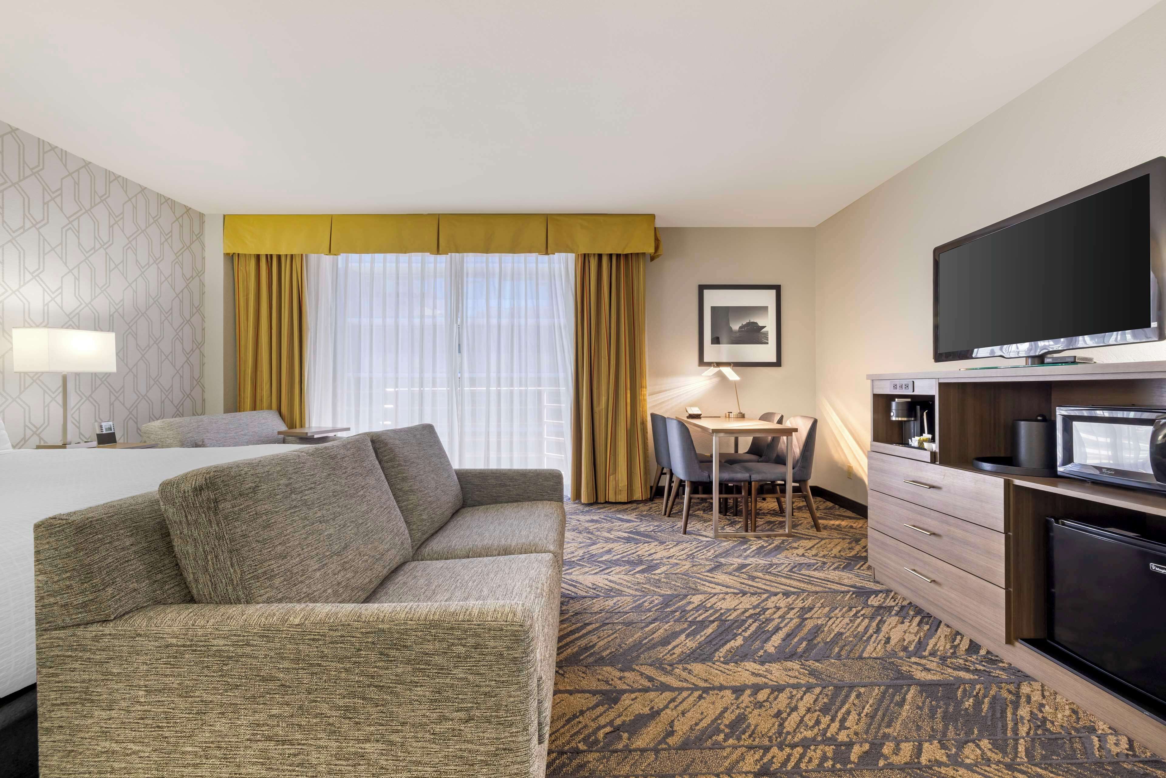 family room, 1 king bed, non smoking, refrigerator & microwave (with single sofabed;with sofabed) | 1 bedroom, pillow-top beds, in-room safe, blackout curtains