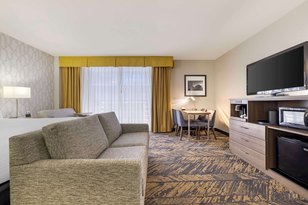 Senger med overmadrass, safe på rommet og blendingsgardiner