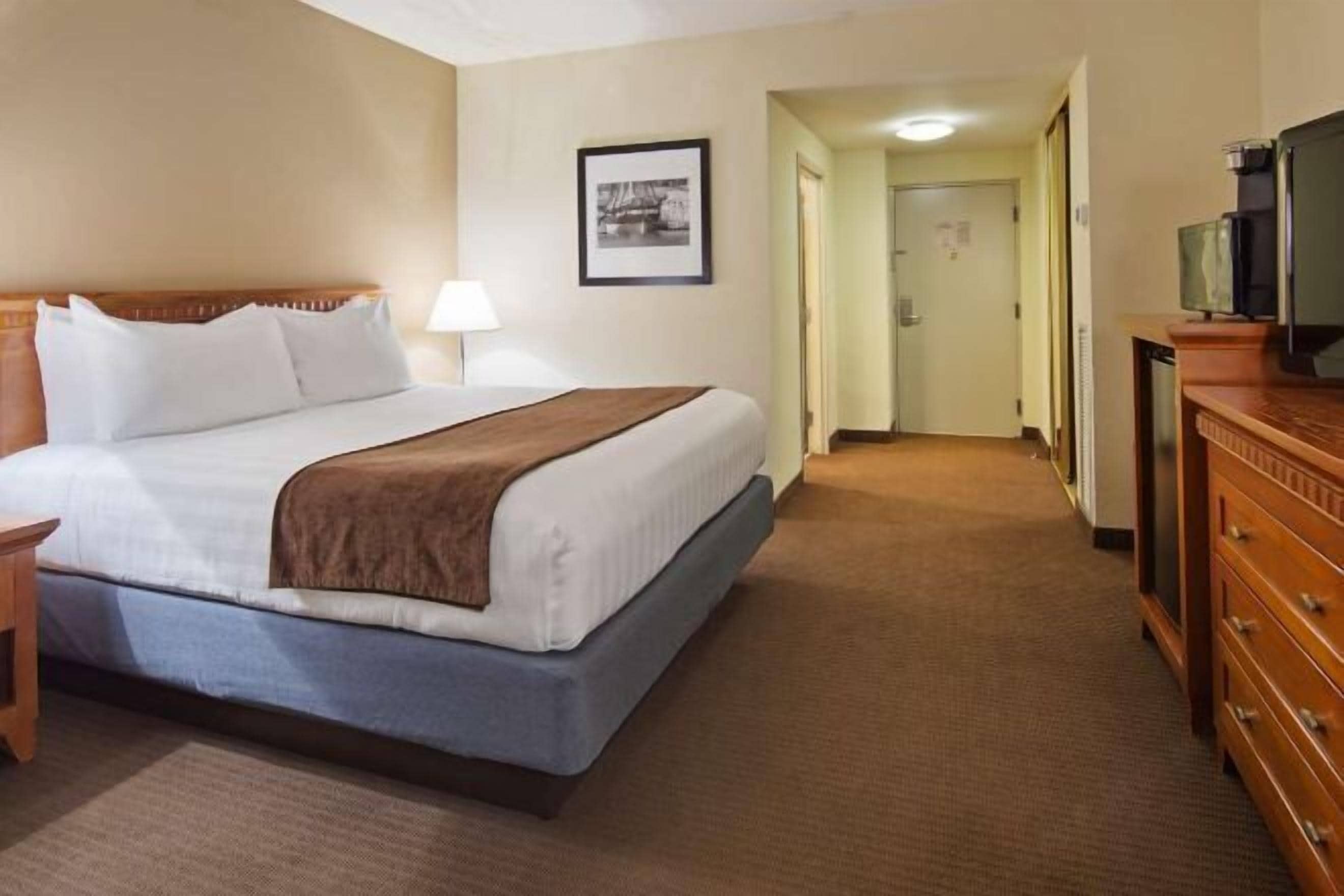 Bantalan ekstra lembut, brankas, dan tirai kedap cahaya