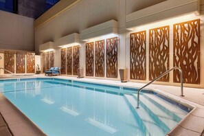 Piscine extérieure, accès possible de 7 h à 22 h, chaises longues