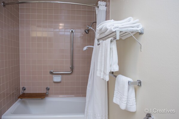 Ensemble baignoire-douche, articles de toilette écologiques