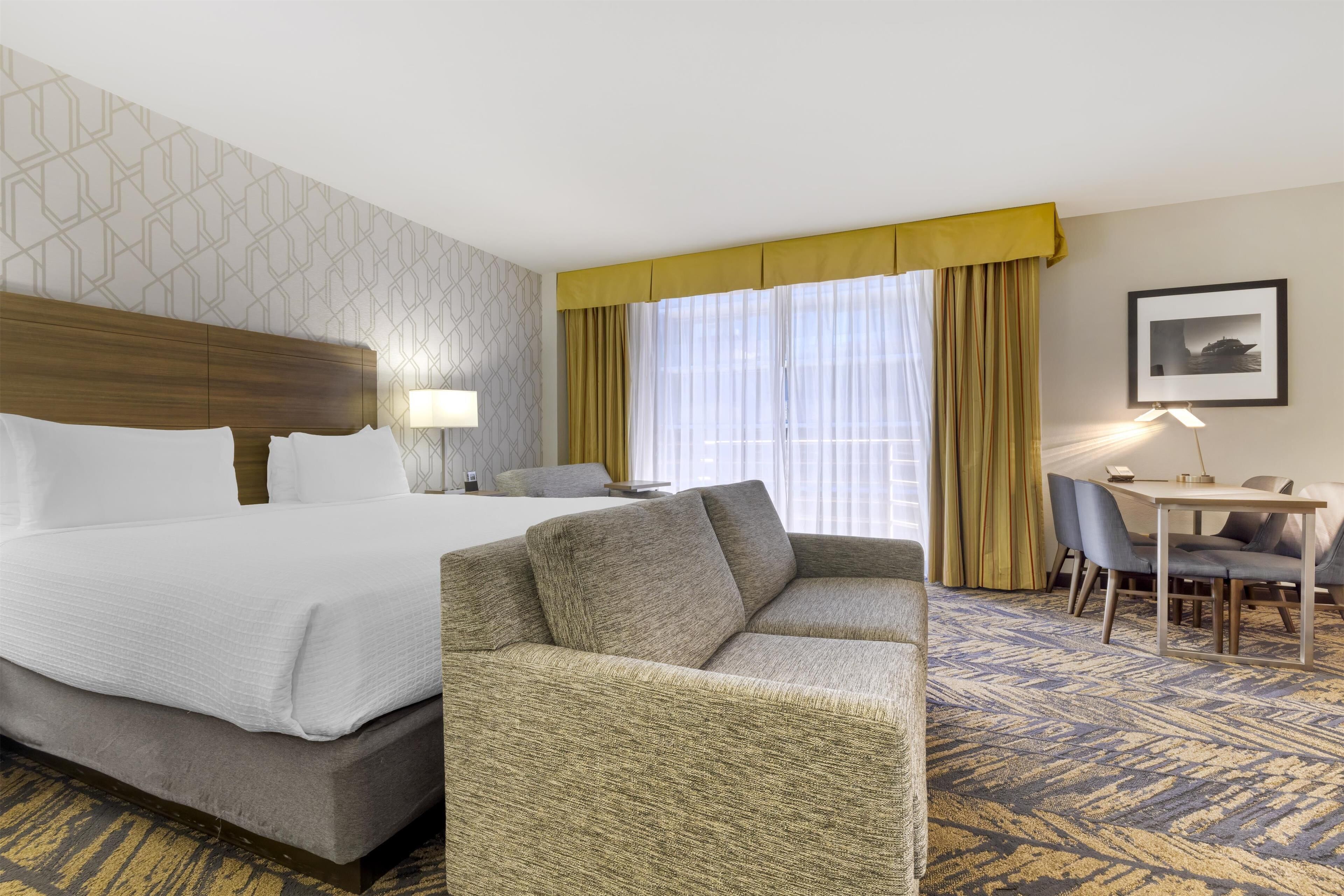 family room, 1 king bed, non smoking, refrigerator & microwave (with single sofabed;with sofabed) | 1 bedroom, pillow-top beds, in-room safe, blackout curtains