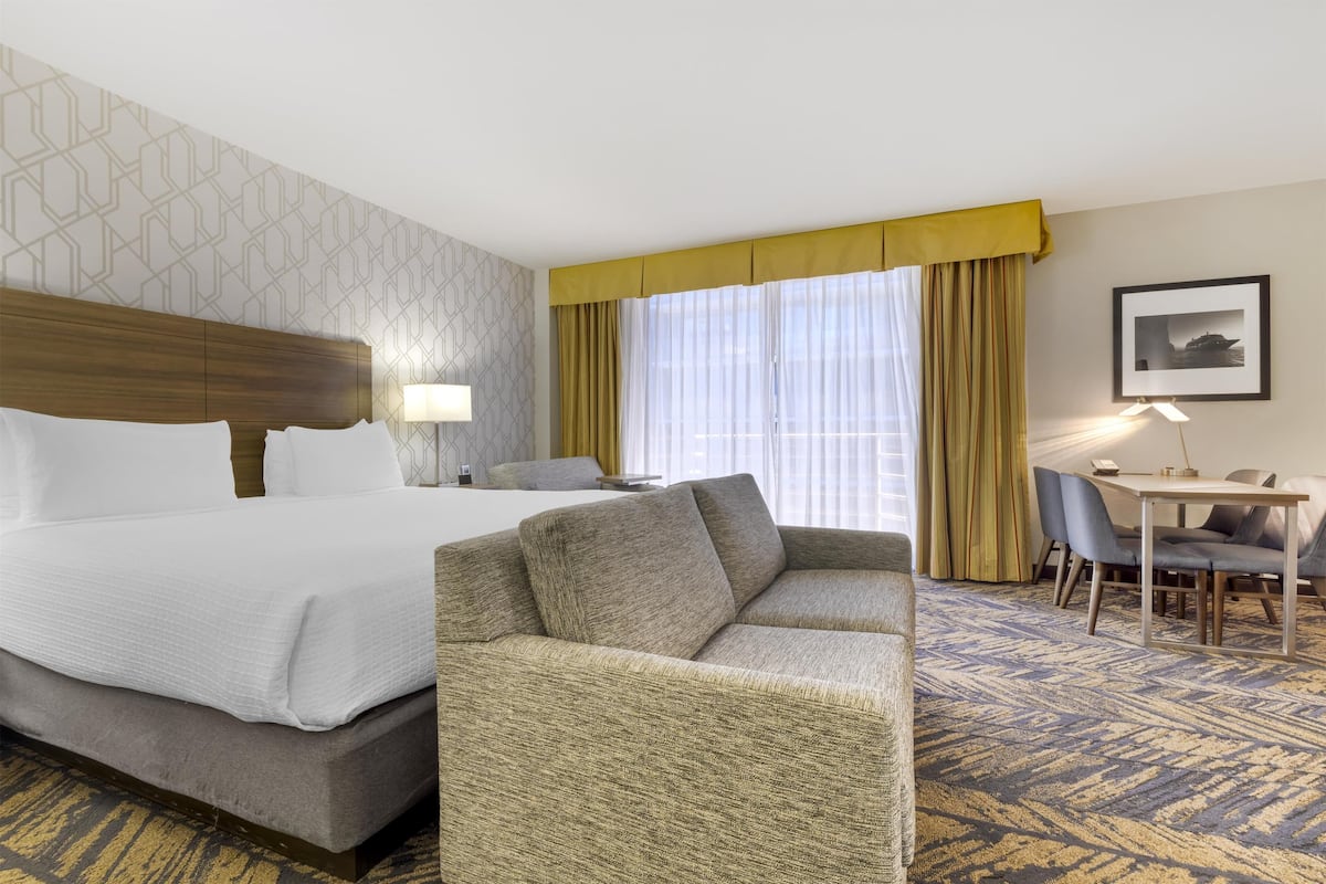 Senger med overmadrass, safe på rommet og blendingsgardiner