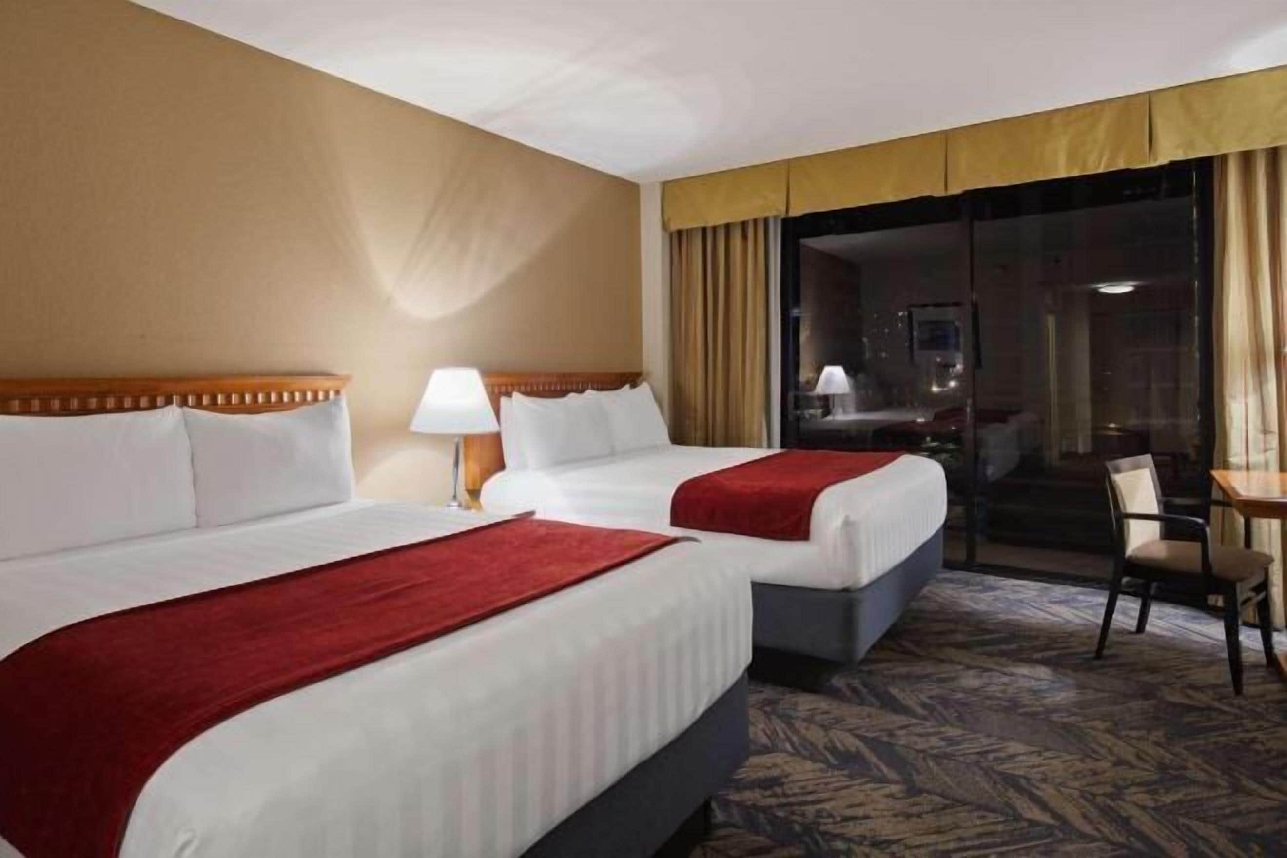 Bantalan ekstra lembut, brankas, dan tirai kedap cahaya