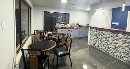 Xecutive Inn and Suites