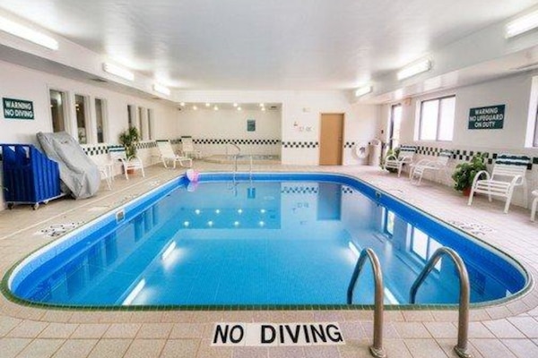 Piscine couverte, accÚs possible de 09 h 00 à 22 h 00, chaises longues