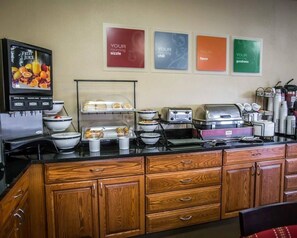 Free buffet breakfast - Comfort Inn Morris I-80 (Morris)