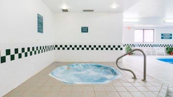 Indendørs pool, åben fra kl. 09.00 til kl. 22.00, liggestole