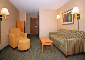 Suite, para no fumadores | Escritorio, cortinas blackout y tabla de planchar con plancha 