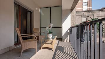 Deluxe Room | Minibar, in-room safe, desk, free WiFi