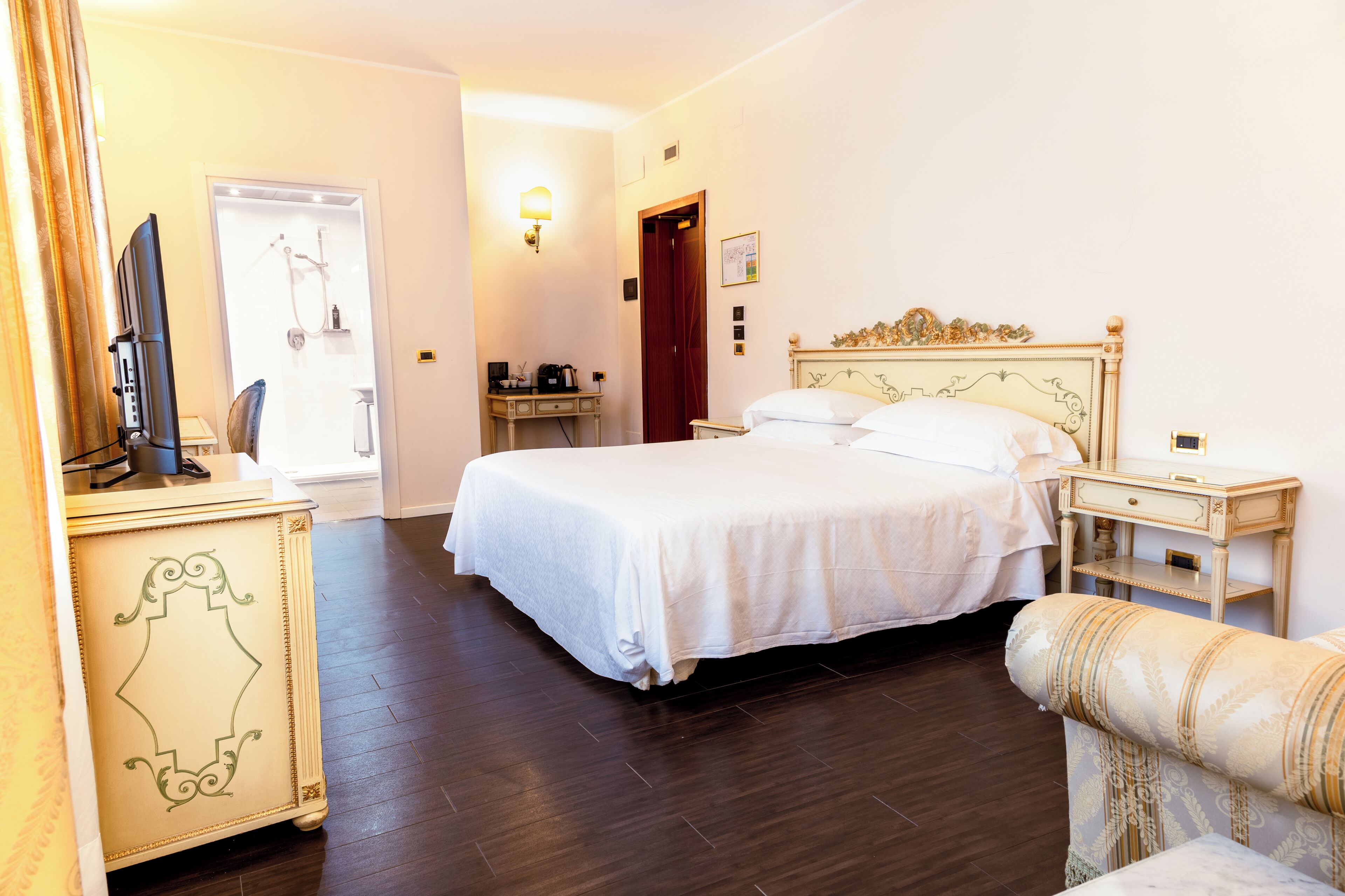 deluxe room | minibar, in-room safe, desk, free wifi