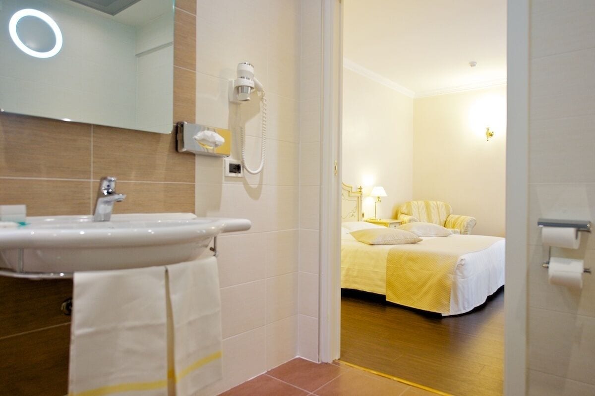 deluxe room, 1 double bed | bathroom | eco-friendly toiletries, hair dryer, bidet, towels