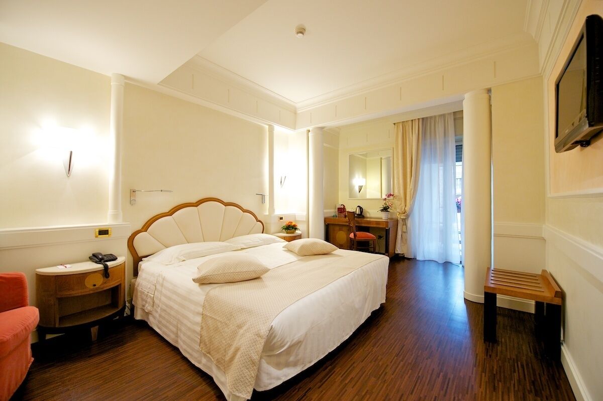 deluxe room, 1 double bed | minibar, in-room safe, desk, free wifi