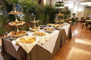 Bữa sáng buffet hàng ngày (15 EUR/mỗi người) 