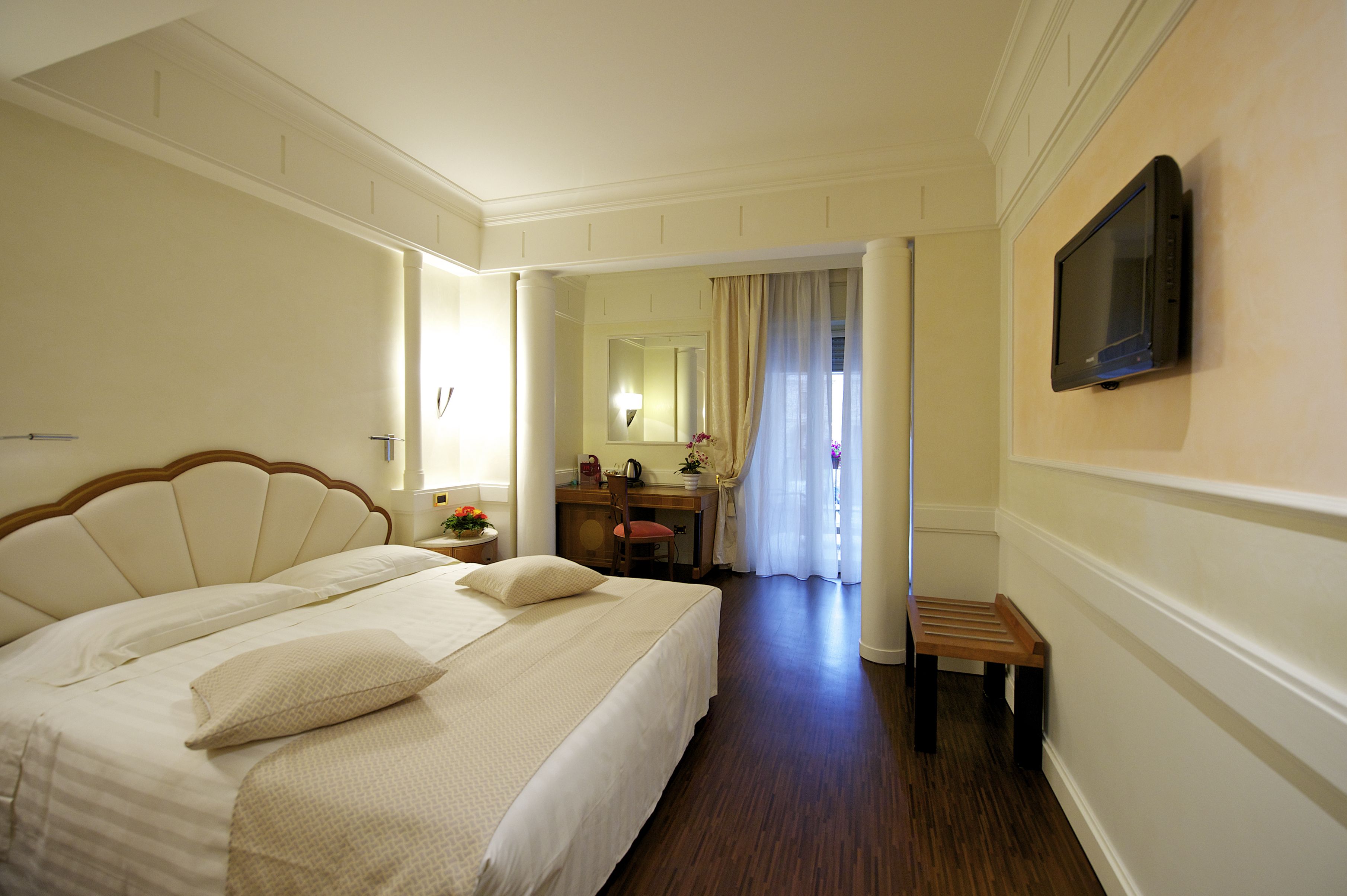 deluxe room, 1 double bed | minibar, in-room safe, desk, free wifi