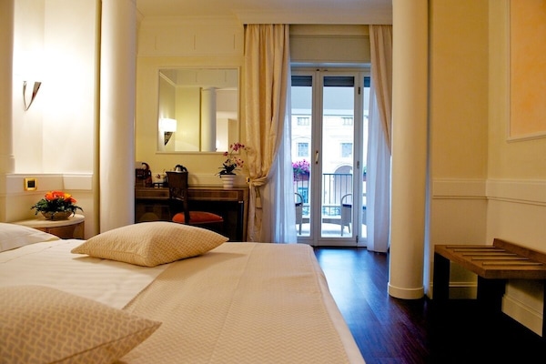 Camera Deluxe, 1 letto matrimoniale | Minibar, una cassaforte in camera, una scrivania, Wi-Fi gratuito