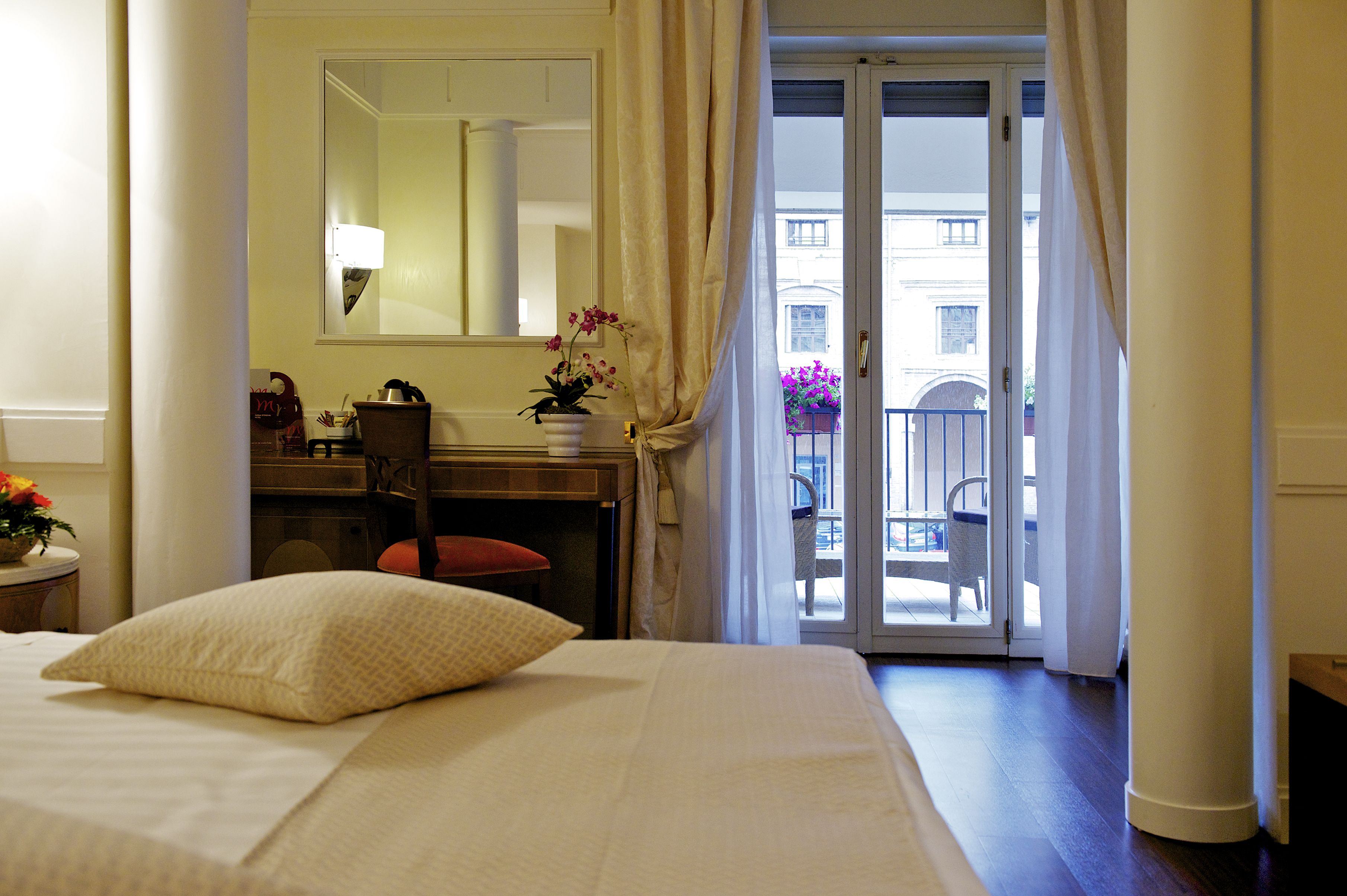 deluxe room, 1 double bed | minibar, in-room safe, desk, free wifi