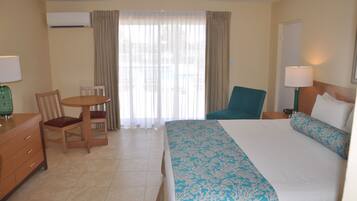 1 slaapkamer, een kluis op de kamer, een strijkplank/strijkijzer