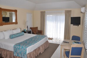 Habitación estándar, 1 cama de matrimonio grande, vistas al jardín | Caja fuerte, tabla de planchar con plancha, wifi gratis y ropa de cama