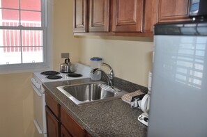 Full-size fridge, microwave, stovetop, coffee/tea maker - Rosemont Guest Suites (Pembroke Parish)