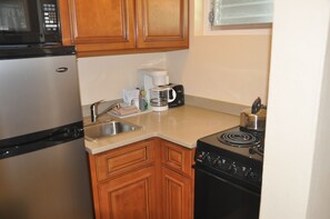 Standard Room, 1 King Bed, Pool View, Poolside | Private kitchen | Full-sized fridge, microwave, stovetop, coffee/tea maker