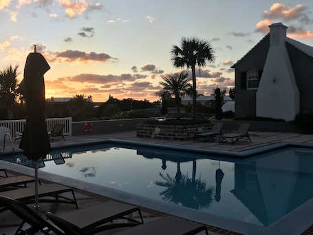 Una piscina al aire libre
