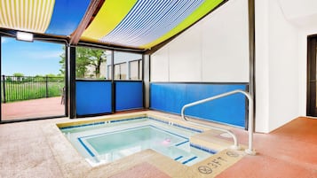 Kolam renang indoor