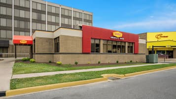 Un bâtiment doté d’une marquise rouge sur laquelle on peut lire « Denny’s American’s Diner », et un bâtiment jaune avec une enseigne indiquant « Cinémas ».