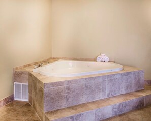 Zimmer, 1 King-Bett und Schlafsofa, Nichtraucher, Whirlpool | Whirlwanne