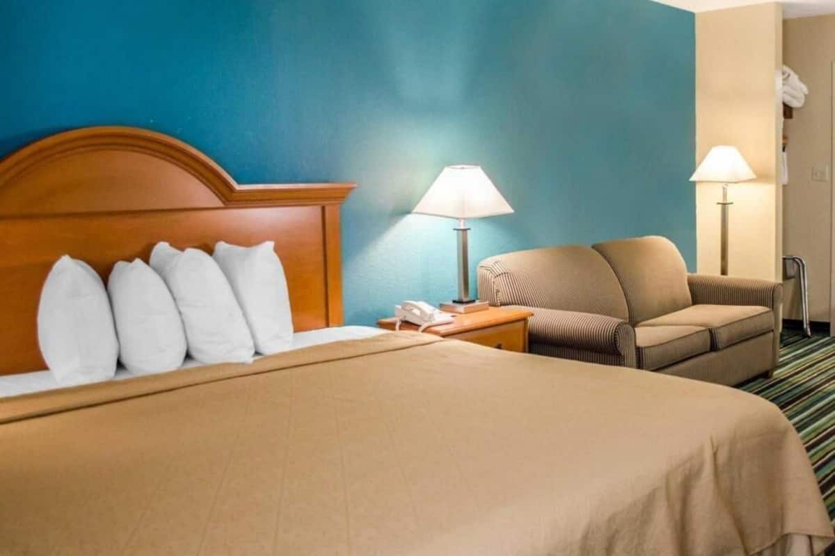 Bureau, fer et planche Ă repasser, Wi-Fi gratuit, draps fournis