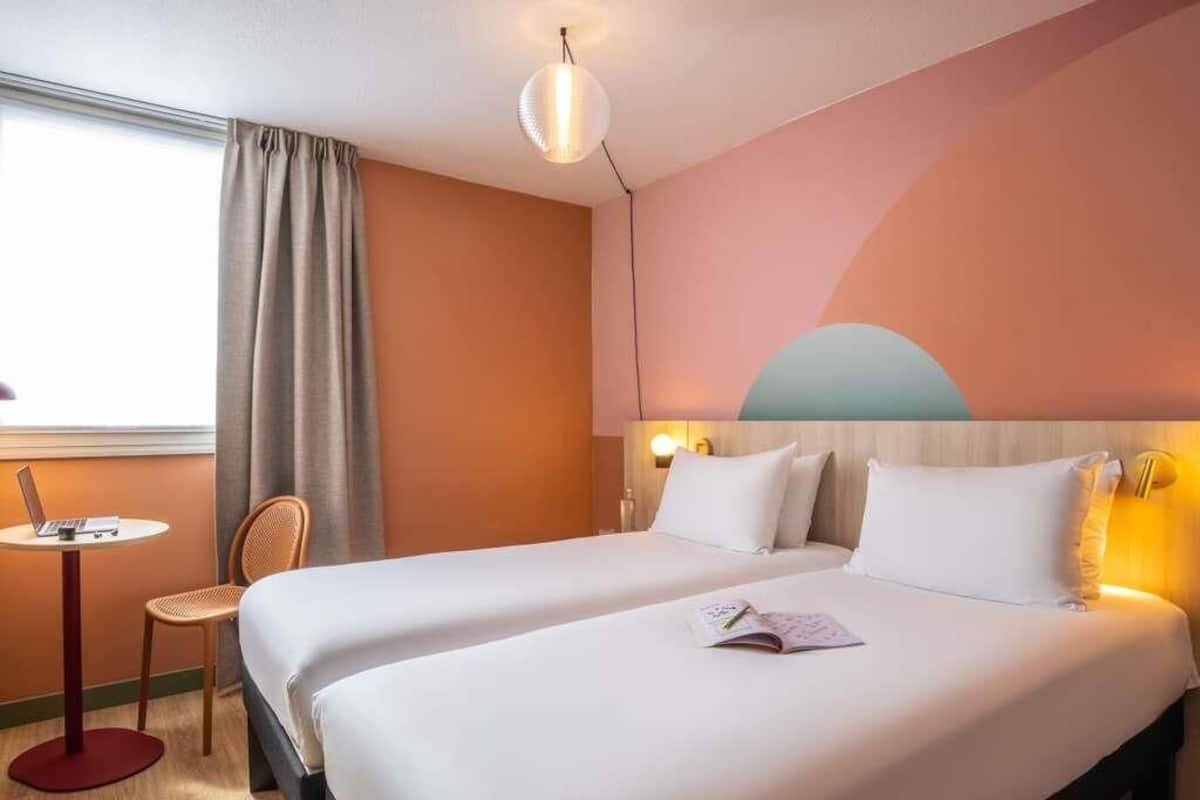 Quarto standard, 2 camas de solteiro | Individualmente mobiliados, cortinas blackout, quartos à prova de som