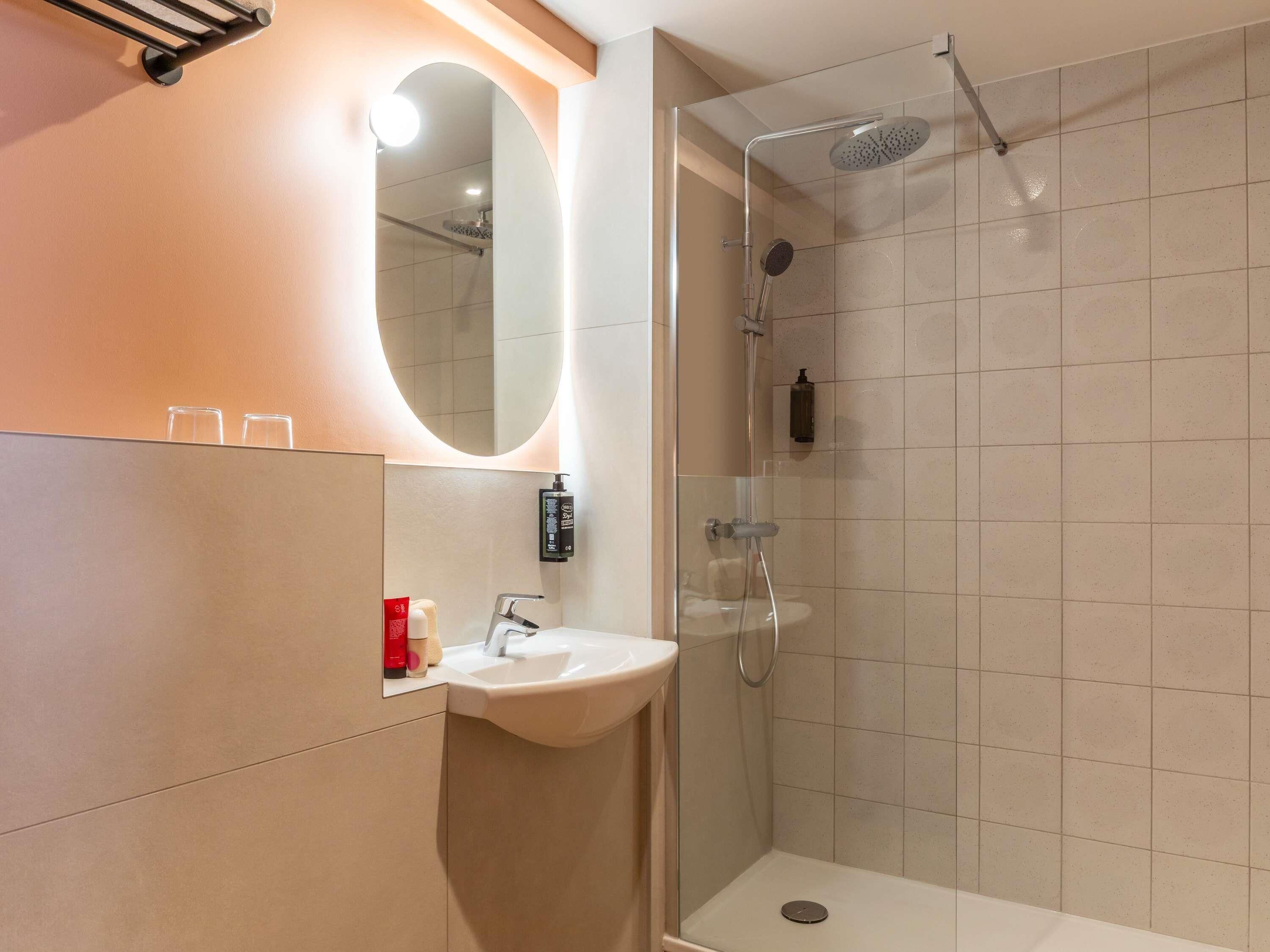 Individualmente mobiliados, cortinas blackout, quartos à prova de som