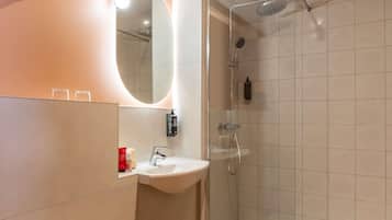 Individualmente mobiliados, cortinas blackout, quartos à prova de som