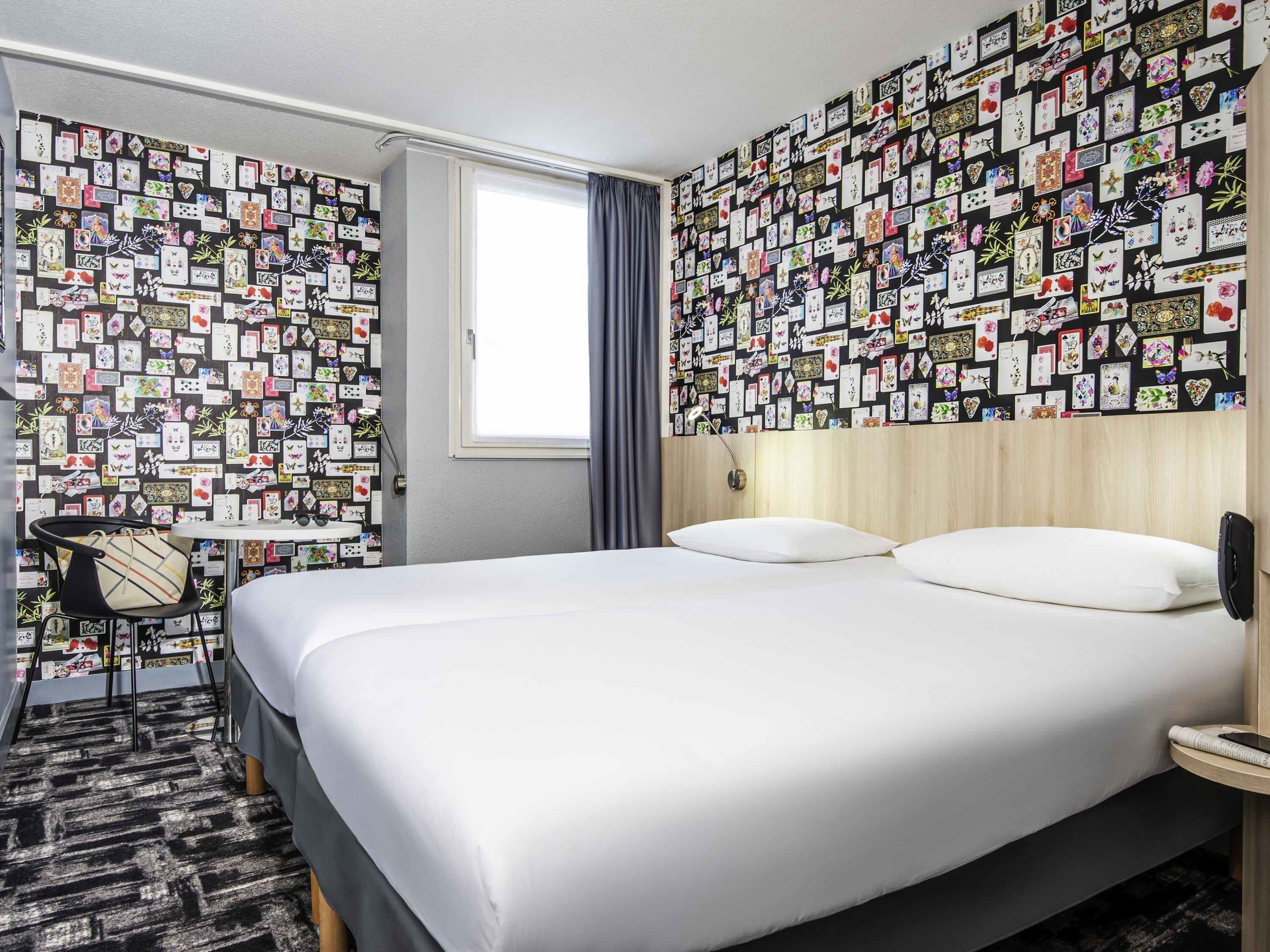 Quarto standard, 2 camas de solteiro | Individualmente mobiliados, cortinas blackout, quartos à prova de som