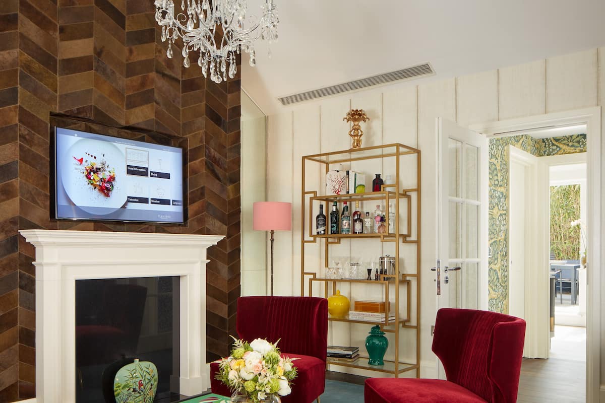 Penthouse (Suite) | Living room | 40-inch LCD TV with satellite channels, TV, pay films