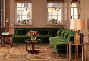 Bar-salon dans le hall