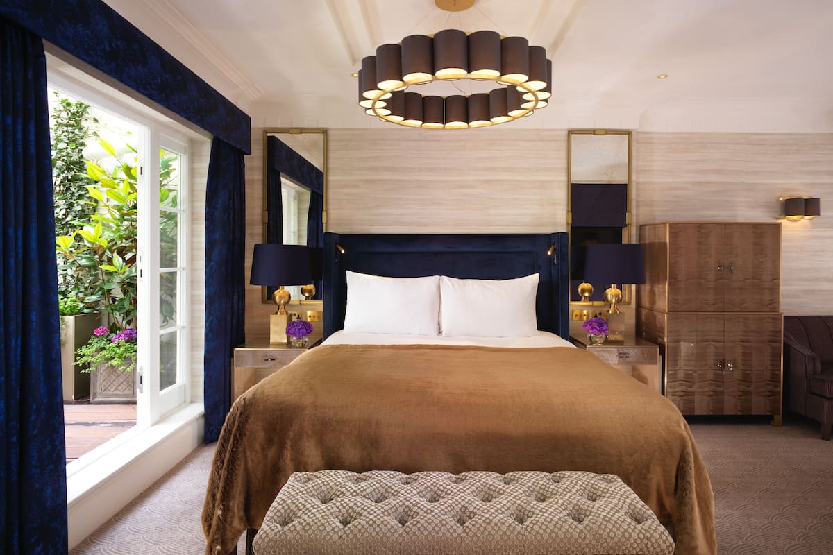 Ropa de cama de alta calidad, minibar, caja fuerte y escritorio