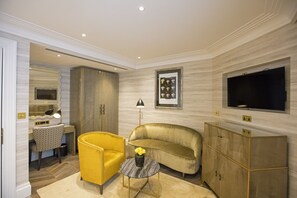 Ylelliset vuodevaatteet, minibaari, tallelokero huoneessa, työpöytä