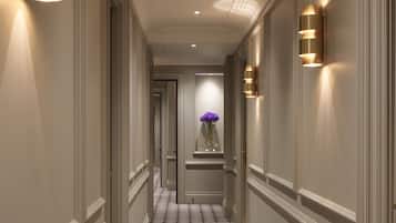 Seprai premium, minibar, brankas, dan meja kerja